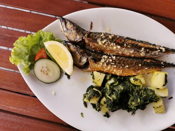 Grilled Mackerel Fish Vegetables White Plane — Stock Photo, Image