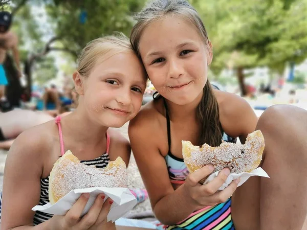 Pasta Yemek Için Bir Iştah Ile Kızlar — Stok fotoğraf