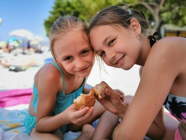 Meninas Famintas Com Apetite Para Comer Torta — Fotografia de Stock
