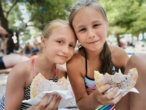 Una Ragazza Affamata Con Appetito Mangiare Torta — Foto Stock