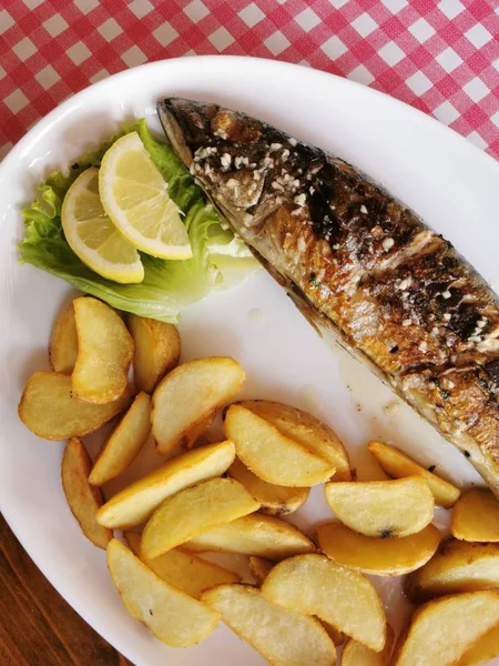 Grilled Mackerel Fish Vegetables White Plane — Stock Photo, Image