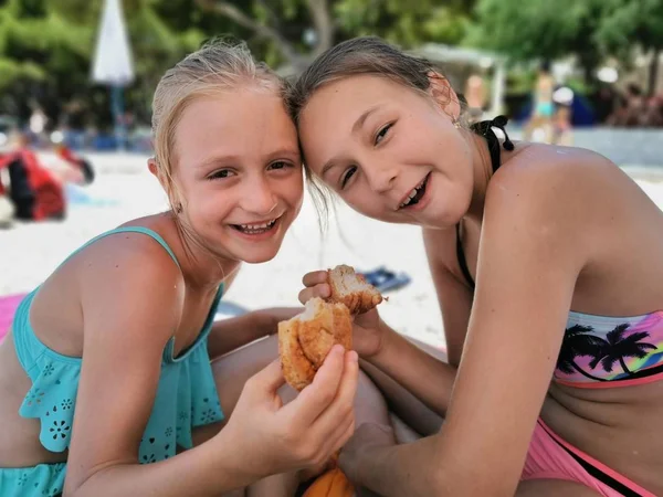 Голодные Девушки Аппетитом Пирог — стоковое фото