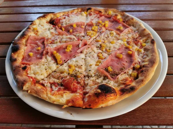 Пицца Колбасой Моцареллой Беконом — стоковое фото