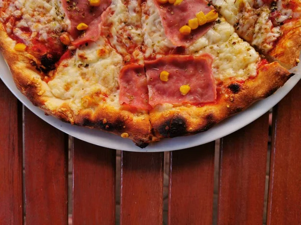 Pizza Kiełbasą Mozzarellą Bekonem — Zdjęcie stockowe