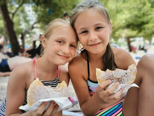 Una Ragazza Affamata Con Appetito Mangiare Torta — Foto Stock