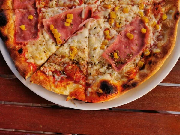 Pizza Con Salchicha Mozzarella Tocino —  Fotos de Stock