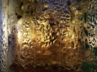 Cam pencereye su damlaları