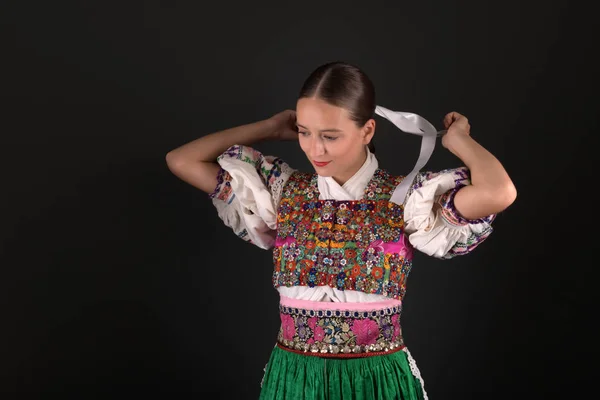 Slovakiska Folklore Traditionell Kvinna Kostym — Stockfoto