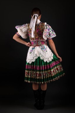 Slovak folklorgeleneksel kadın kostümü.