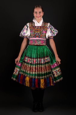 Slovak folklorgeleneksel kadın kostümü.