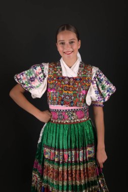 Slovak folklorgeleneksel kadın kostümü.