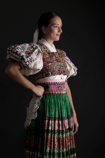 Slovak folklorgeleneksel kadın kostümü.