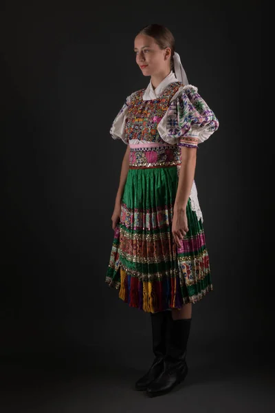 スロバキア民俗学 伝統的な女性の衣装 — ストック写真