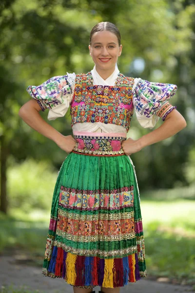 Slovak folklorgeleneksel kadın kostümü.