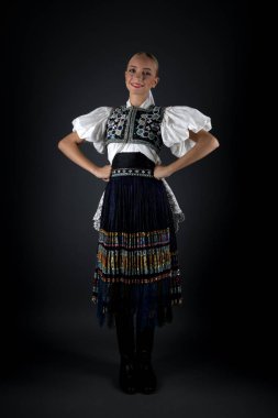 Slovak folklor kızı. Stüdyo portresi