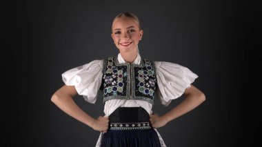 Slovak folklor kızı. Stüdyo portresi