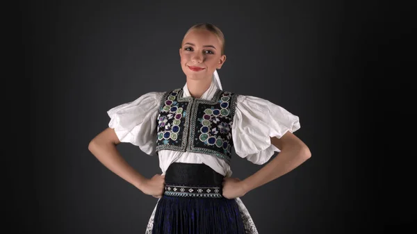 Slovak Folklor Kızı Stüdyo Portresi — Stok fotoğraf