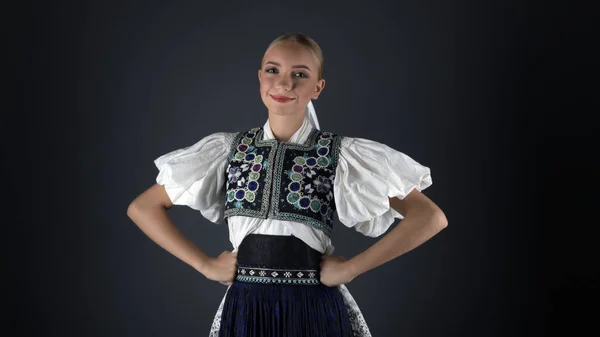Slowakisches Folklore Mädchen Studioporträt — Stockfoto