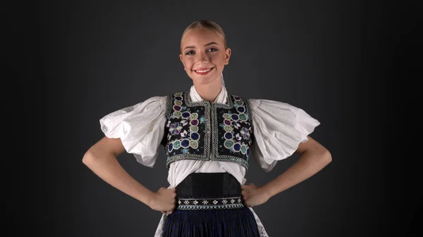 Menina Folclore Eslovaco Retrato Estúdio — Fotografia de Stock