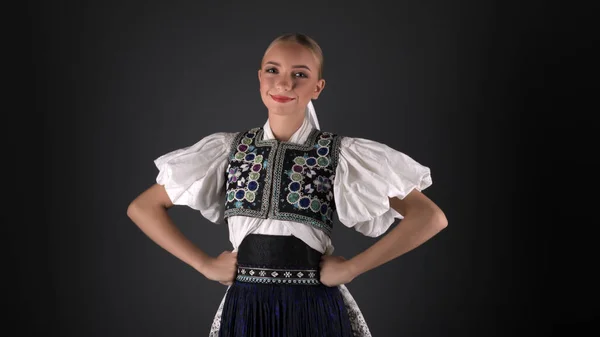 Ung Vacker Slogan Kvinna Traditionell Kostym — Stockfoto