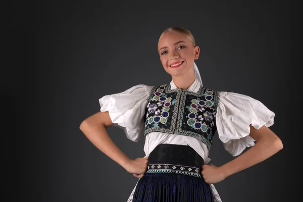 Ung Vacker Slogan Kvinna Traditionell Kostym — Stockfoto