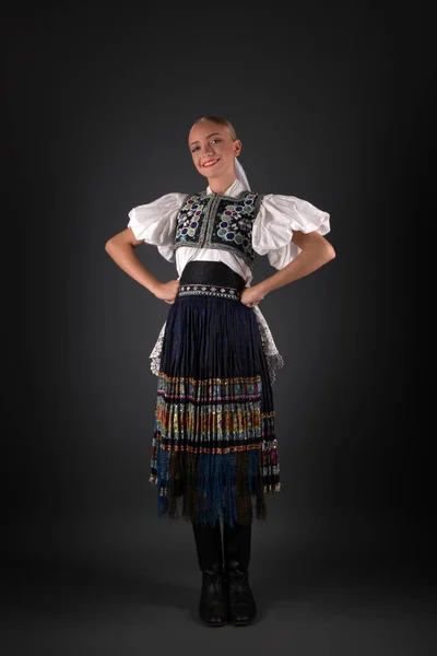 Jovem Bela Mulher Eslovaca Traje Tradicional — Fotografia de Stock