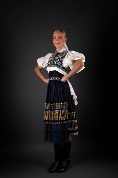 Jovem Bela Mulher Eslovaca Traje Tradicional — Fotografia de Stock