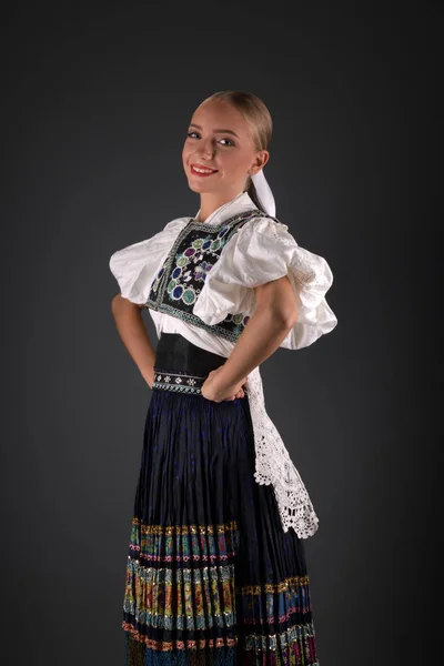 Jovem Bela Mulher Eslovaca Traje Tradicional — Fotografia de Stock