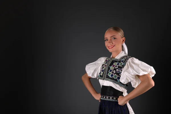 Jovem Bela Mulher Eslovaca Traje Tradicional — Fotografia de Stock