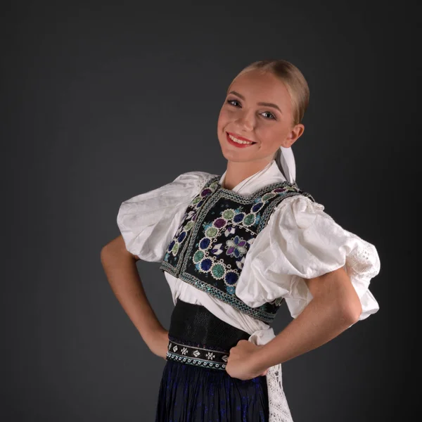 Jovem Bela Mulher Eslovaca Traje Tradicional — Fotografia de Stock