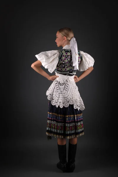 Junge Schöne Slowakin Traditioneller Tracht — Stockfoto