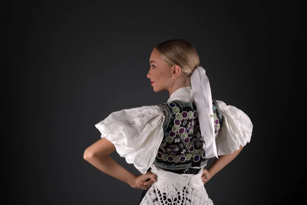 Jovem Bela Mulher Eslovaca Traje Tradicional — Fotografia de Stock