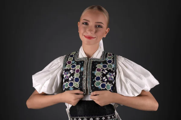 Молодая Красивая Словацкая Женщина Традиционном Костюме — стоковое фото