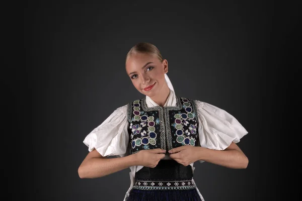 Ung Vacker Slogan Kvinna Traditionell Kostym — Stockfoto