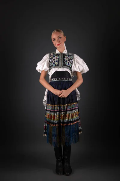 Jovem Bela Mulher Eslovaca Traje Tradicional — Fotografia de Stock