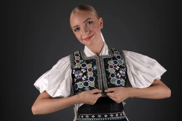 Jovem Bela Mulher Eslovaca Traje Tradicional — Fotografia de Stock