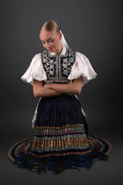 Jovem Bela Mulher Eslovaca Traje Tradicional — Fotografia de Stock