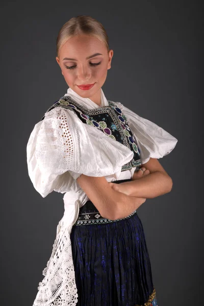 Jovem Bela Mulher Eslovaca Traje Tradicional — Fotografia de Stock