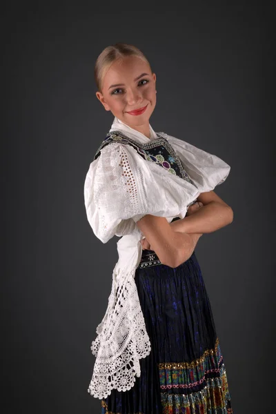 Jovem Bela Mulher Eslovaca Traje Tradicional — Fotografia de Stock