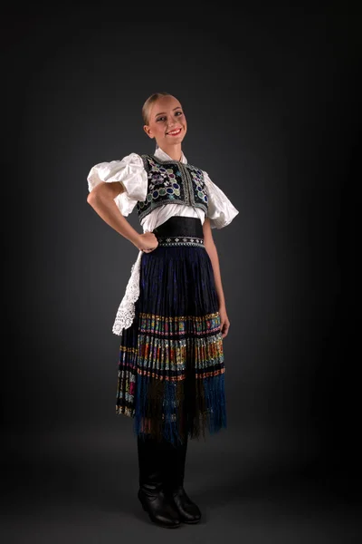 Jovem Bela Mulher Eslovaca Traje Tradicional — Fotografia de Stock