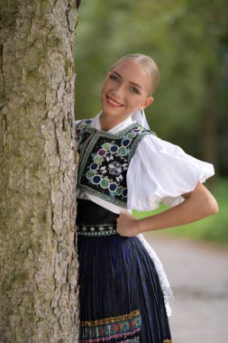 Slovakça folklor. Slovakça folklor kız.