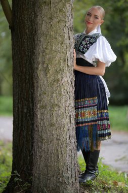 Slovakça folklor. Slovakça folklor kız.