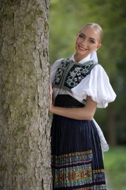 Slovakça folklor. Slovakça folklor kız.