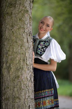 Slovakça folklor. Slovakça folklor kız.