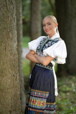 Slovakça folklor. Slovakça folklor kız.