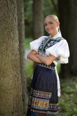 Slovakça folklor. Slovakça folklor kız.