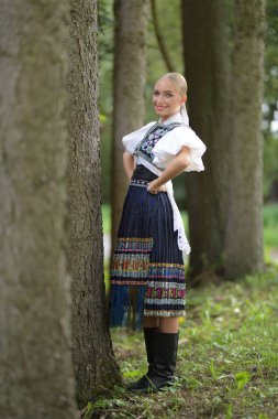 Slovakça folklor. Slovakça folklor kız.