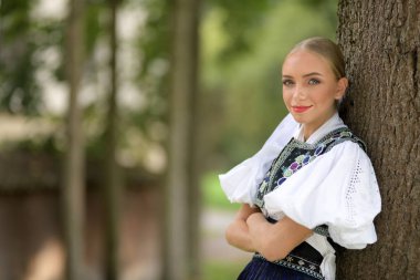 Slovakça folklor. Slovakça folklor kız.