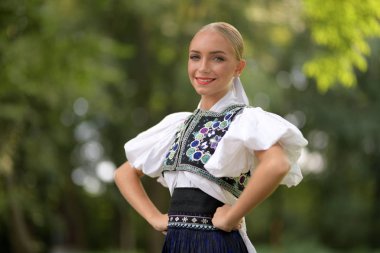 Slovakça folklor. Slovakça folklor kız.