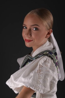Slovakça folklor. Slovakça folklor kız.